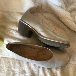 Fly london sz 40, silver,